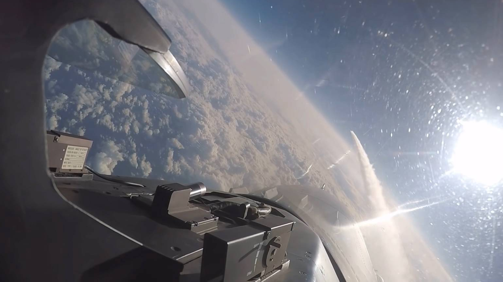 F-16飞临其它飞机轨迹